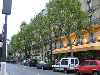 パリ市街地　沿道には所狭しと車が駐車してある