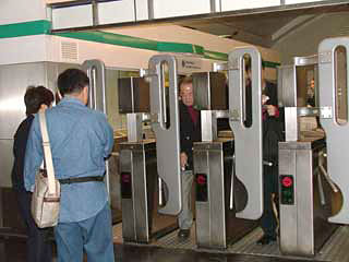 日本では一昔前の地下鉄改札口